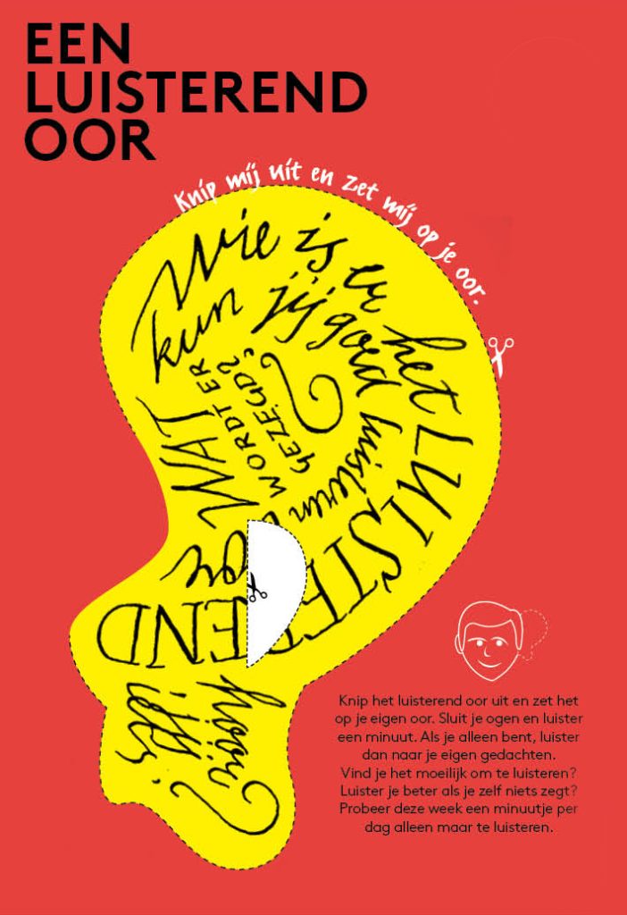 Een afbeelding van een groot geel oor op een rode achtergrond, gevuld met handgeschreven Nederlandse tekst en speelse illustraties. Een stippellijn en een schaar geven aan dat het uitgeknipt kan worden. Bovenaan staat vetgedrukt "EEN LUISTEREND OOR". Instructies staan naast een eenvoudige tekening van een gezicht.