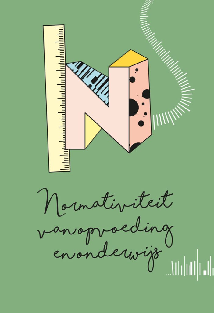 Een grote gestileerde letter N met een liniaal, pianotoetsen, stippen en illustraties rust op een groene achtergrond. Witte geluidsgolven staan ernaast en eronder. Handgeschreven Nederlandse tekst luidt: Normativiteit van opvoeding en onderwijs.