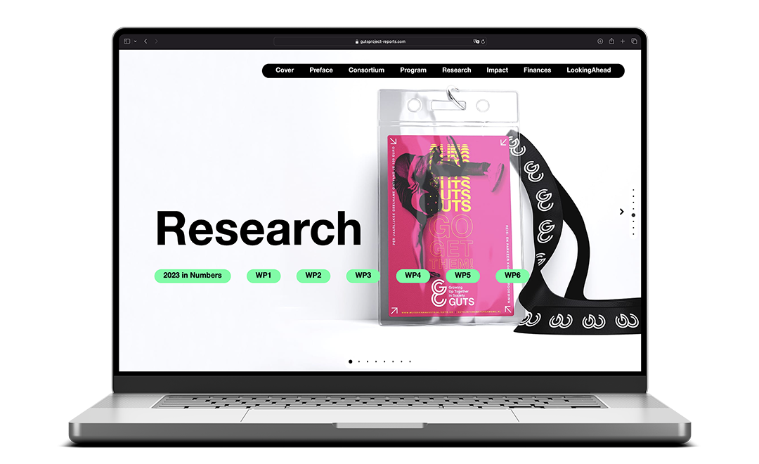 Een laptop toont een online tijdschrift met de kop Research in vette zwarte tekst. Daaronder verschijnen groene knoppen met het label "2023 in getallen", "WP1", "WP2", "WP3", "WP4" en "WP5", die doen denken aan lay-outs in online tijdschriften. Aan de rechterkant staan een roze badge en een zwart abstract ontwerp.